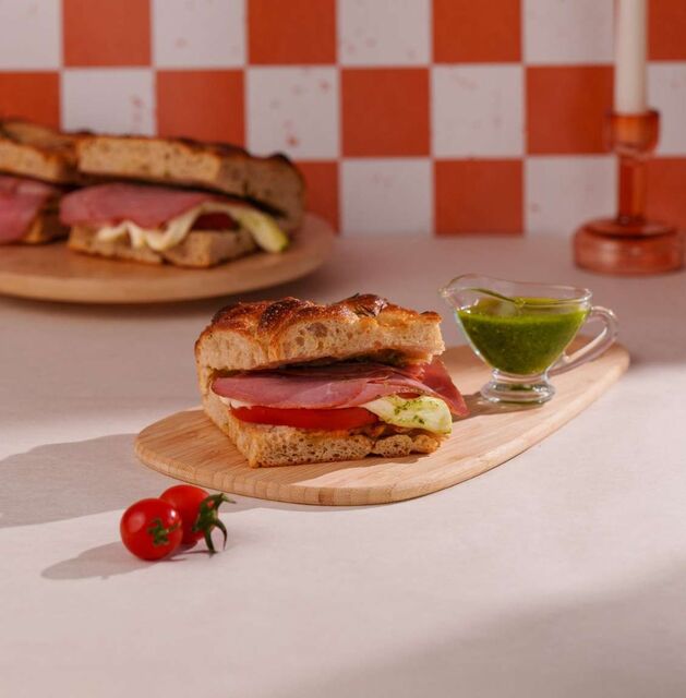 Pesto Mozzarella Focaccia Sandviç